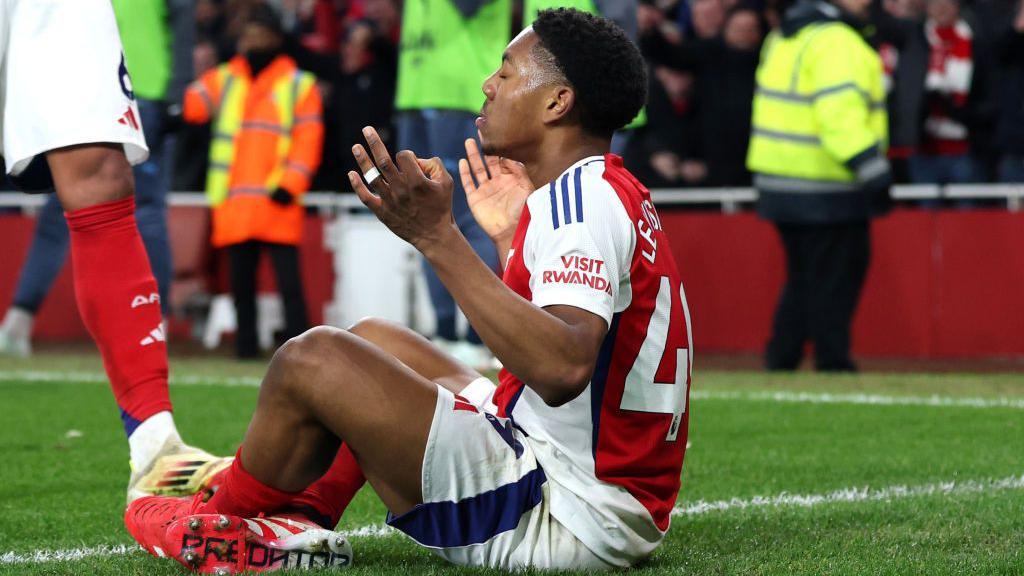 momen selebrasi gol oleh pemain Manchester City atau Arsenal dalam pertandingan besar — menunjukkan intensitas dan dinamika pertandingan besar.
