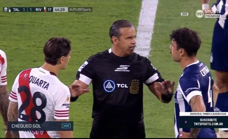 close-up pengambilan keputusan VAR atau wasit di pertandingan Talleres vs River Plate — memperlihatkan teknologi dan dilema dalam pertandingan.