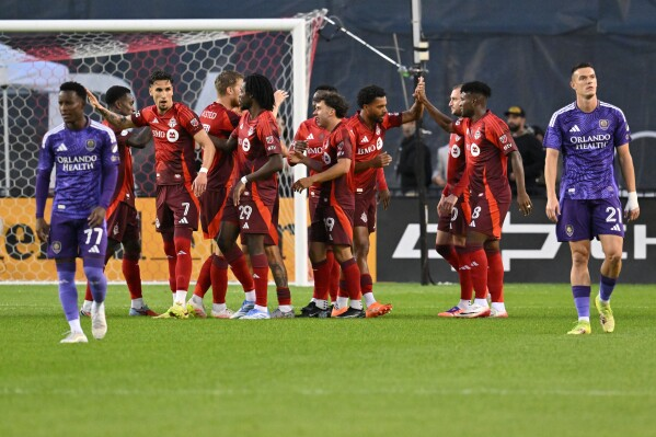  pemain Orlando City merayakan gol melawan Toronto FC — memberi kesan momentum kebangkitan.