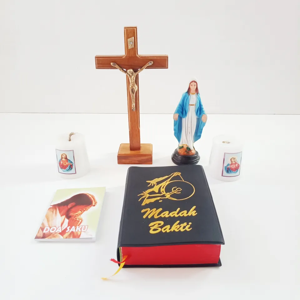  tangan orang berdoa dengan rosario dan lilin — menggambarkan kedalaman spiritualitas dan meditasi pribadi.