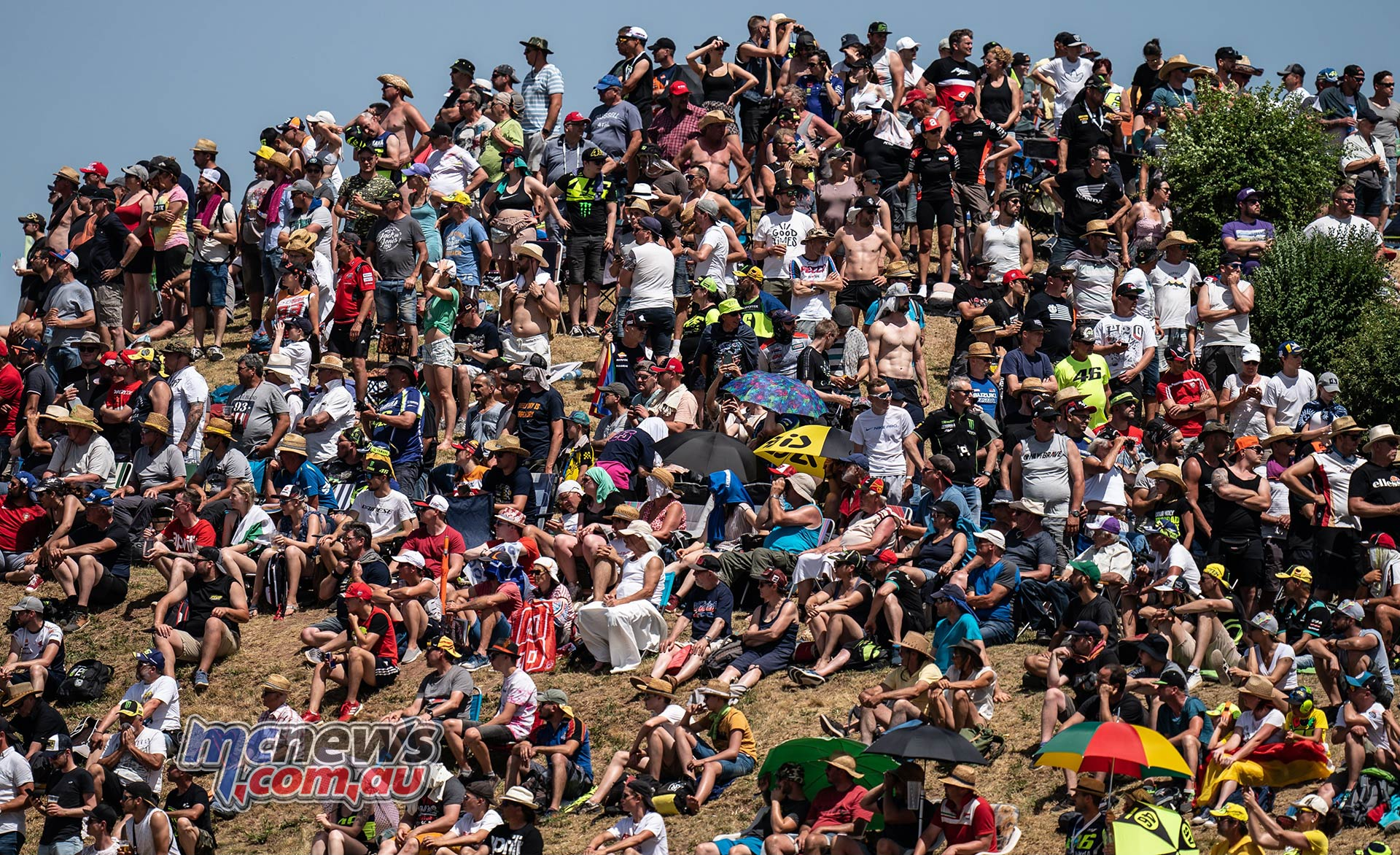  Suasana penonton di tribune sirkuit di Phillip Island dengan latar laut atau pemandangan alam sekitar — menunjukkan betapa event ini juga punya nuansa luar-ruang yang spektakuler.