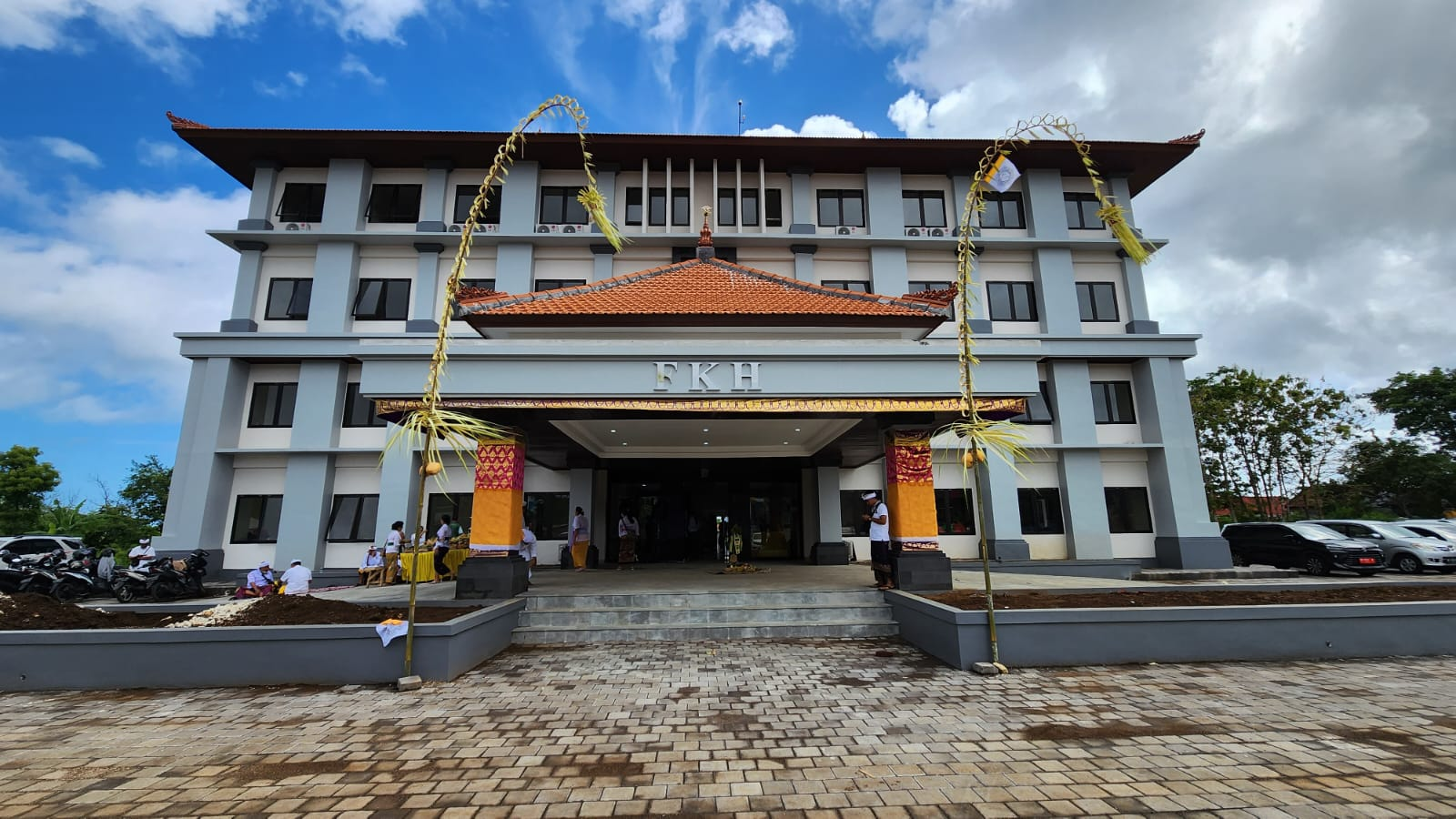 Gedung kampus Universitas Udayana di Bali atau suasana kampus — menempatkan lokasi kejadian.